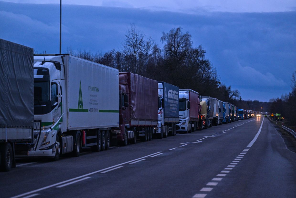 Media: Polish farmers block Ukrainian border crossing