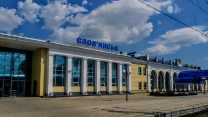 Slovyansk, key eastern Ukrainian city, orders shutdown with Russian forces