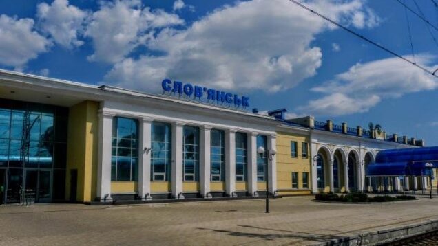 Slovyansk, key eastern Ukrainian city, orders shutdown with Russian forces