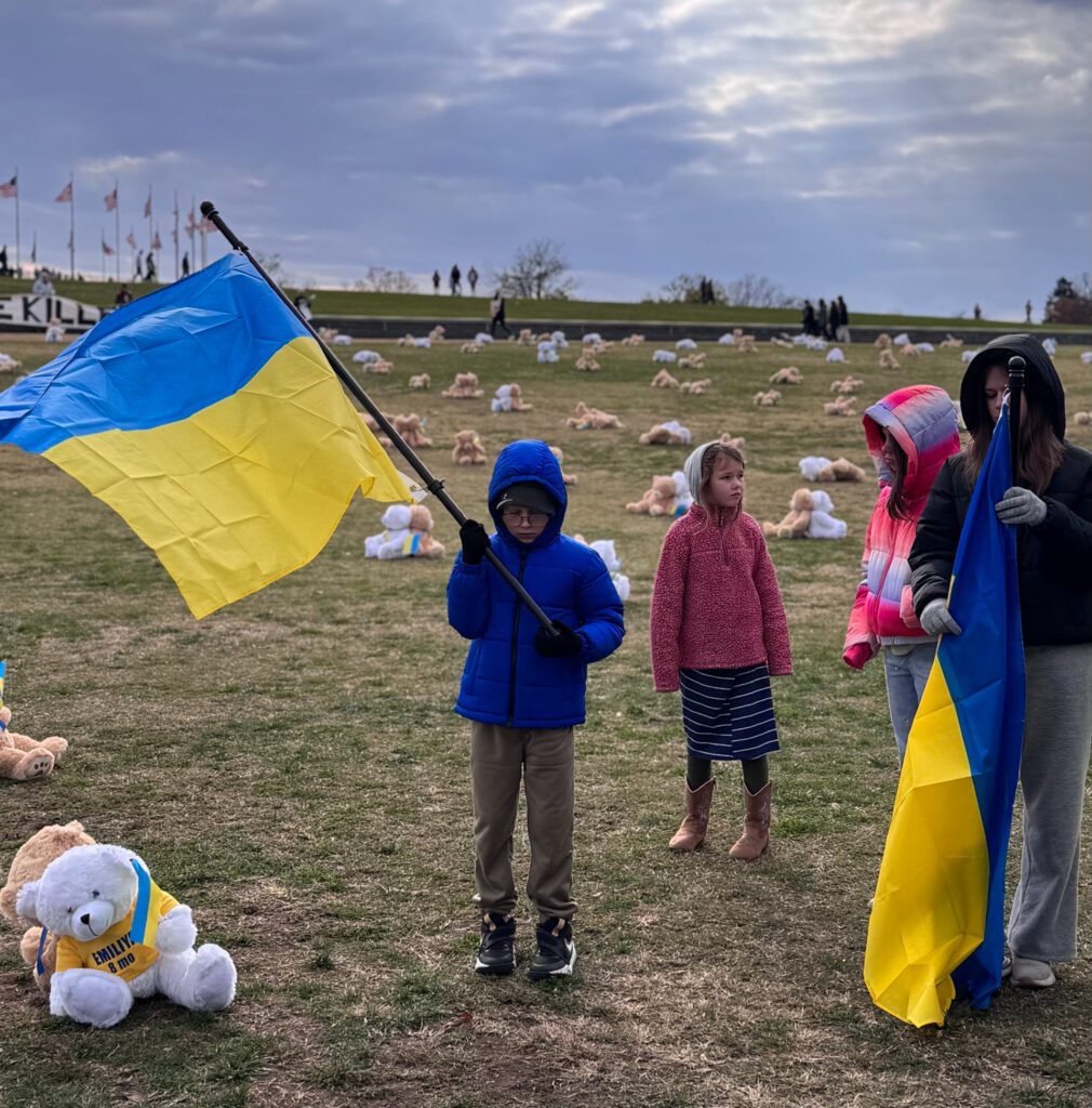 Washington monument hosts memorial of 600 teddy bears honoring Ukrainian children lost to war