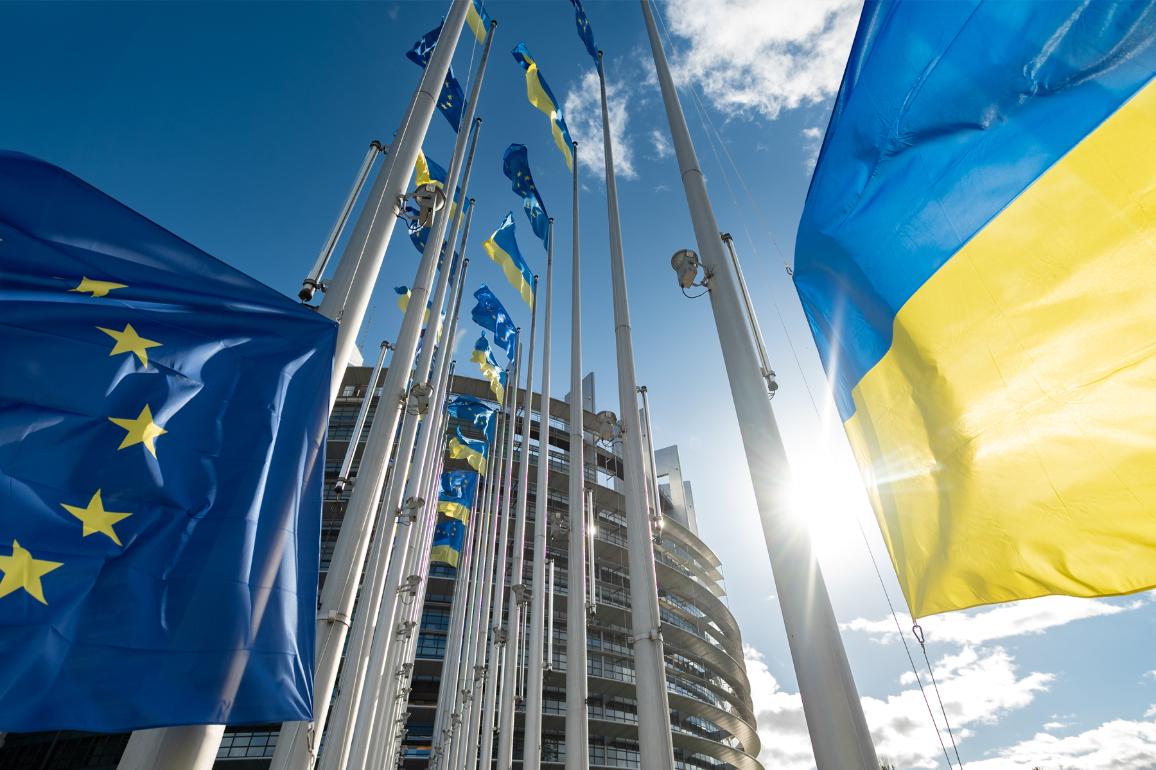 The EU and Ukraine flags in front of the Building of the European Parliament. Photo: europarl.europa.eu