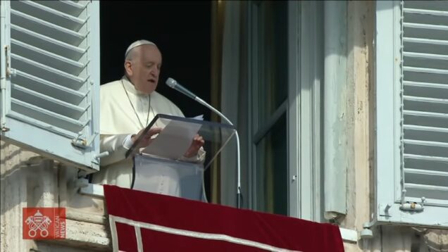 “Hypocritical” to arm Ukraine, Pope Francis says, silent on Russian