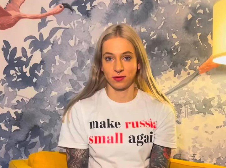 "Make Russia Small Again": Lithuanian athlete expelled from Fitness World Championship over anti-war T-shirt