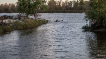 Russian troops sabotage their boats to avoid Dnipro River crossing,