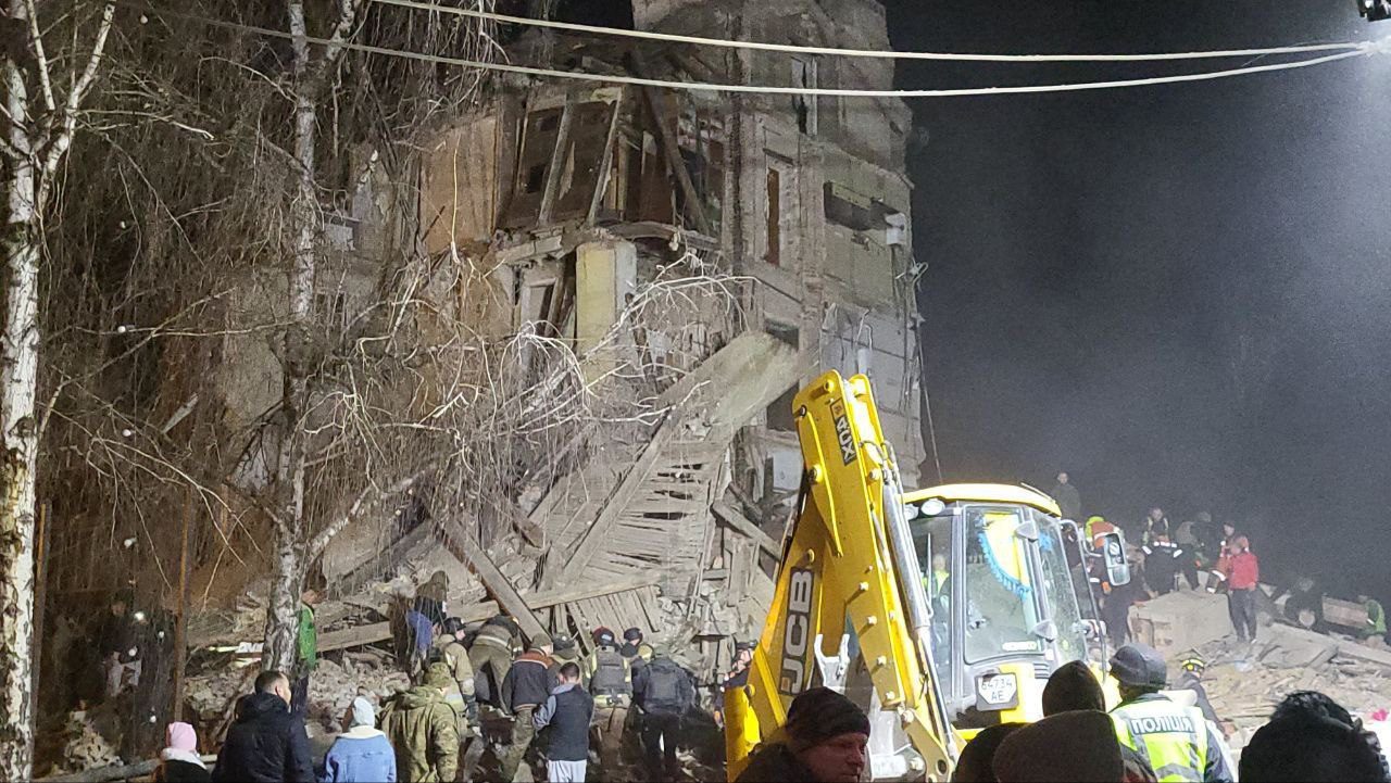 russians missile targets apartment block kryvyi rih christmas eve killing least one injuring 13 more civilian residential building dnipropetrovsk oblast struck russian ballistic 24 2024 liga 20241224181100-4824 (1) four-story person