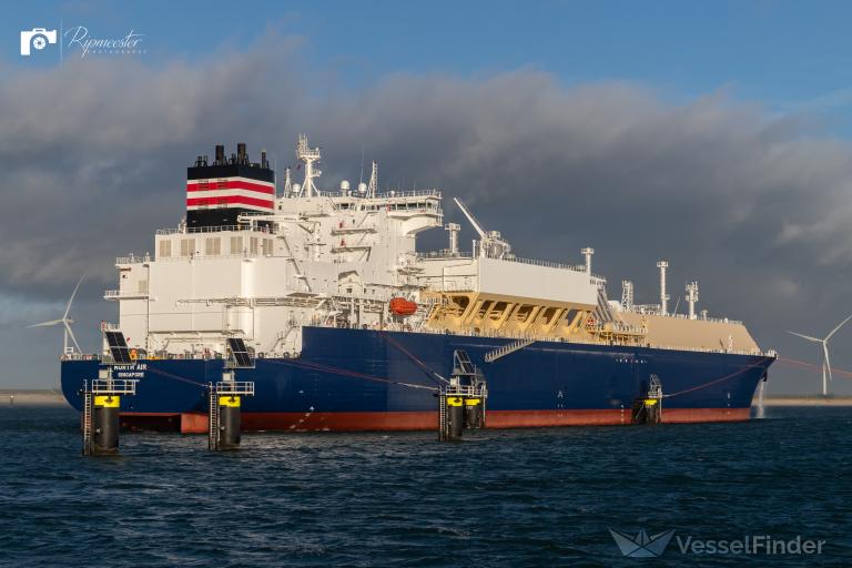 russia's navy-escorted tanker targets bundeswehr helicopter warning flares baltic lng north air (imo 9953509) linked novatek part shadow fleet vesselfindercom 4 zeit online reported incident sea involving german russian germany's