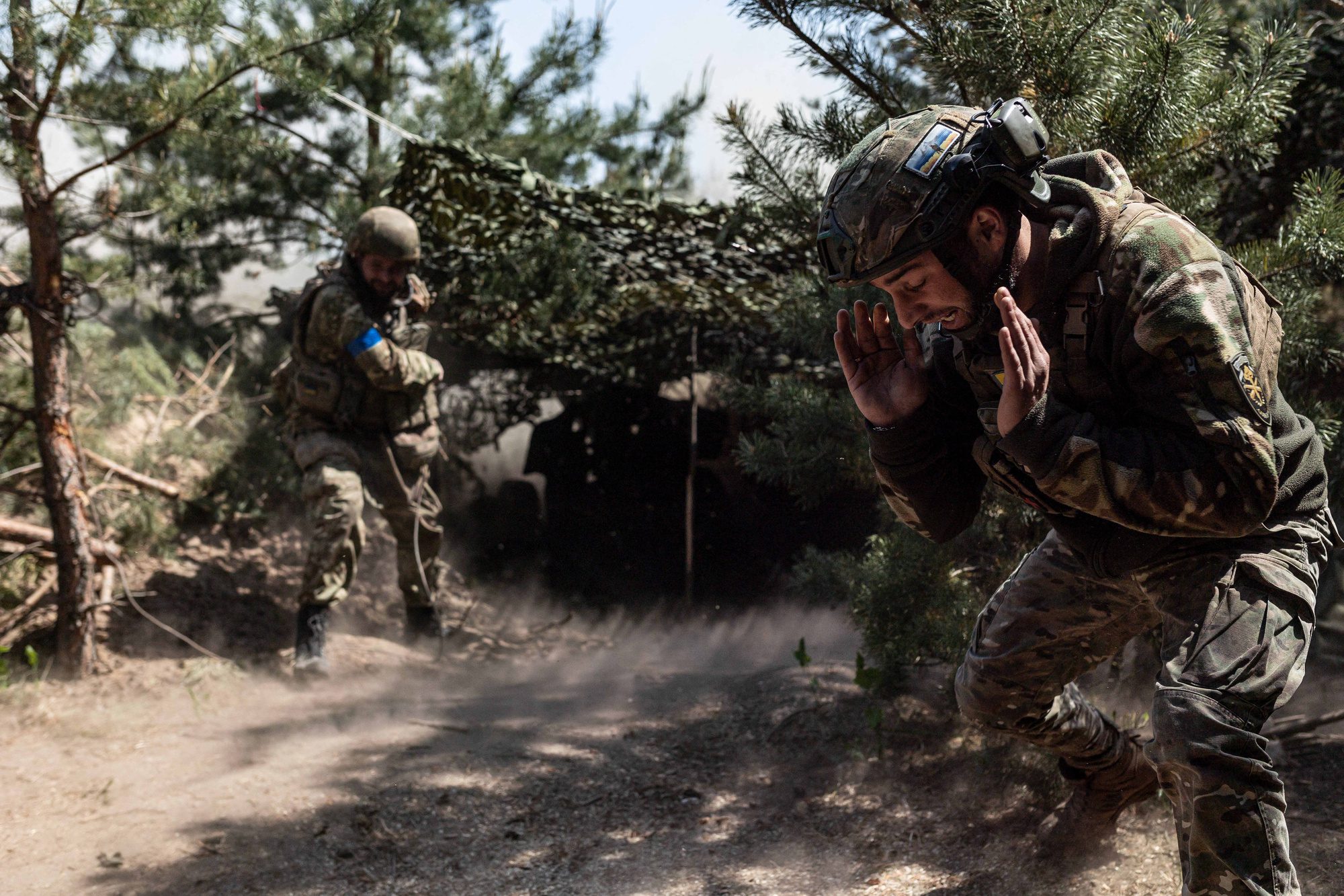 Ukrainian soldiers firing artillery, illustrative image. Photo via Eastnews.ua.