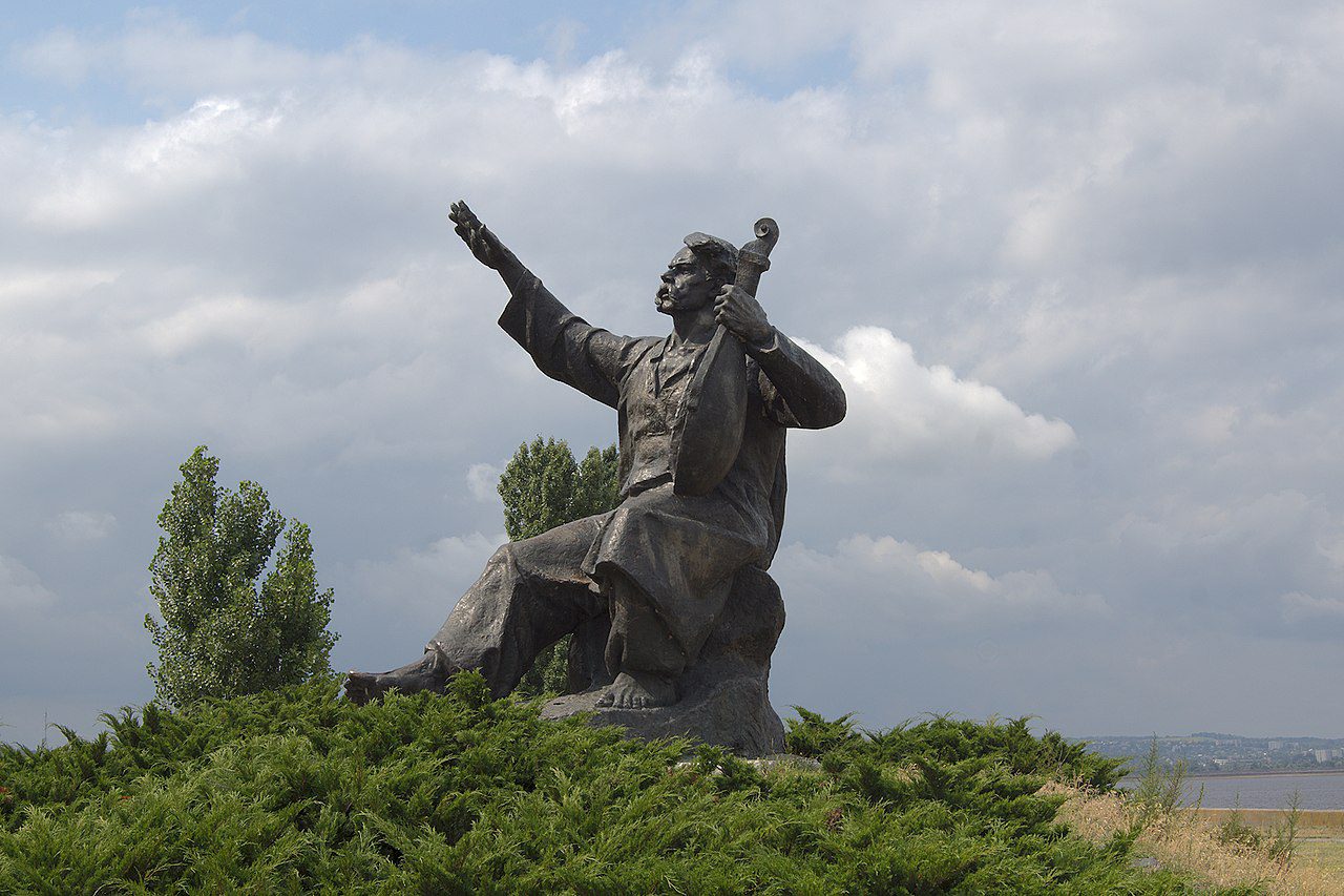 Monument to a kobzar at the entrance to the city of Kaniv, illustrative image. Photo via Wikimedia.