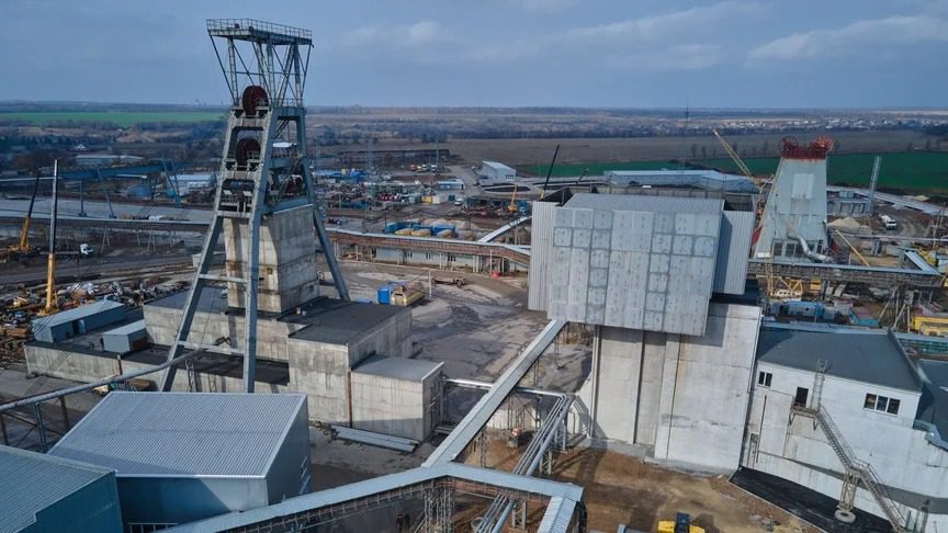 ukraine suspends coking coal mining near donetsk's pokrovsk amid russian advance extraction site pokrovske management hromadske metinvest halts key evacuates workers intensified fighting risking steel production impact ukraine's largest company