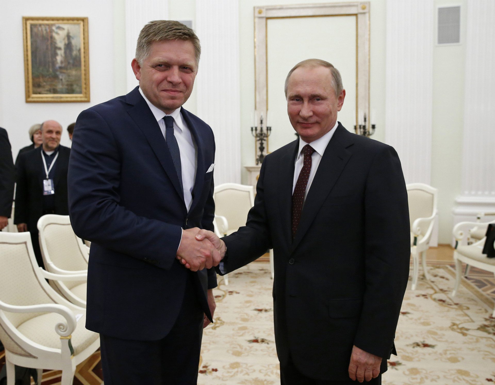 Robert Fico (L) and Vladimir Putin (R).