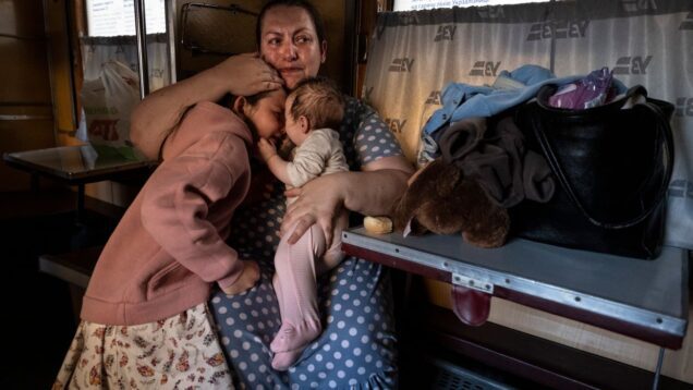 As government cuts support, some internally displaced Ukrainians return home