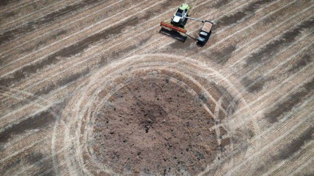 Difficulties and dangers of bringing the harvest in – Ukraine,