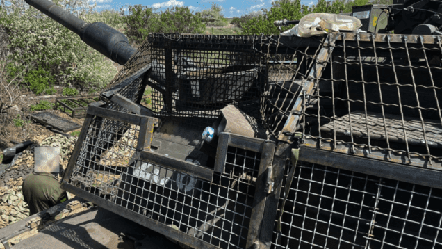 Cost-effective steel-screen Ukrainian solution outperforms Russian “turtle” tank protection