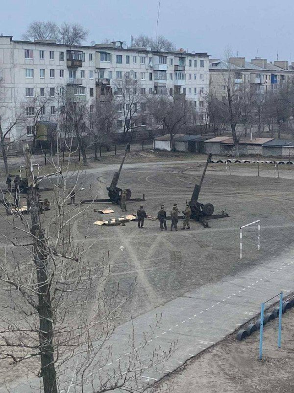 Severodonetsk, 122-mm D-30 howitzers of the Armed Forces of Ukraine in residenti...