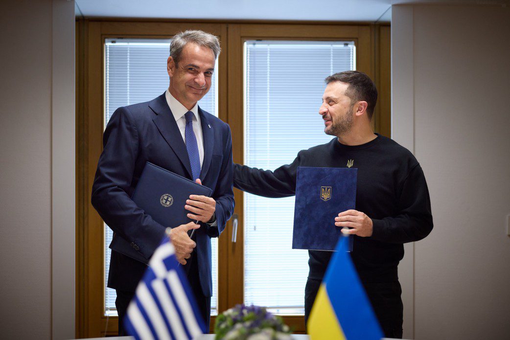 greece pledges additional resources ukrainian f-16 pilot technician training greek prime minister kyriakos mitsotakis (l) president volodymyr zelenskyy (r) brussels 17 october 2024 presidentgovua