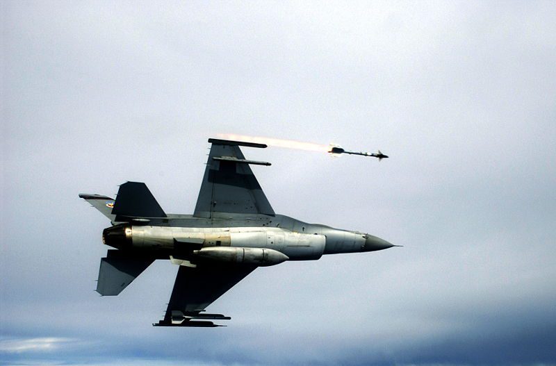 us sends cutting-edge aim-9x air-to-air missiles ukraine's new f-16 fighters fighter aircraft firing aim-9 sidewinder heat-seeking missile illustrative 800px-f-16c_fighting_falcon_fires_an_aim-9_sidewinder