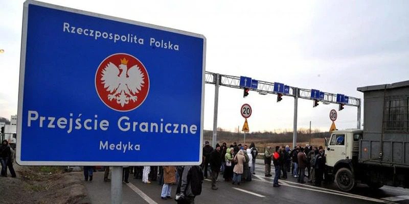 polish farmers resume ukrainian border blockade medyka-shehyni crossing until year-end poland's medyka checkpoint lowcosterinua