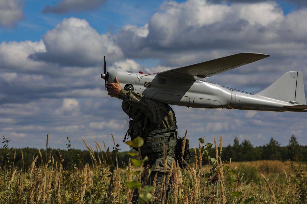 A Russian drone operator carrying the Orlan-10 drone. Photo via Wikimedia.