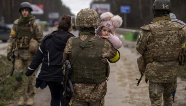 Russian propaganda trying to manipulate topic of support for Ukrainian army through fake postcards and ads