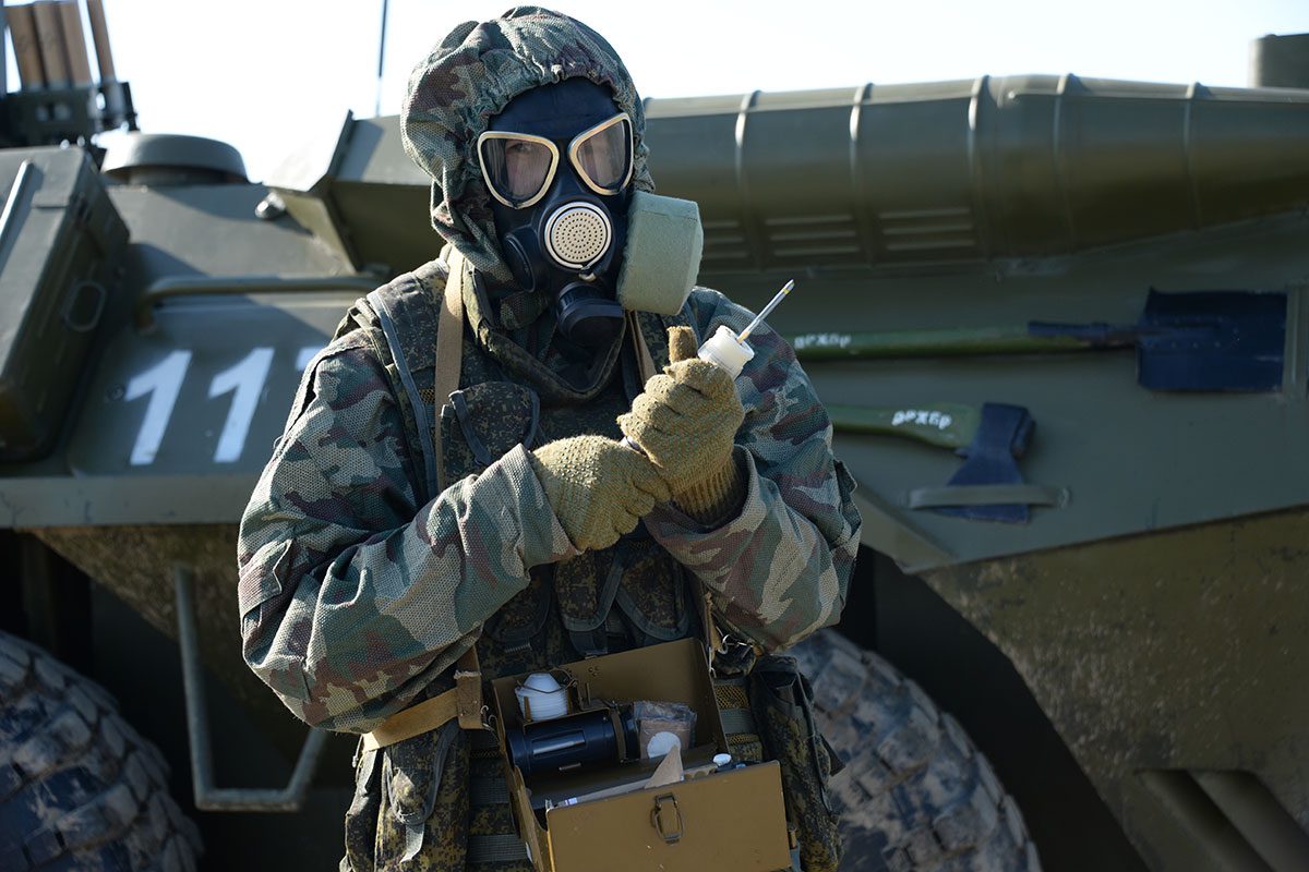 A Russian serviceman wearing a gasmask, illustrative image. Photo via Wikimedia.