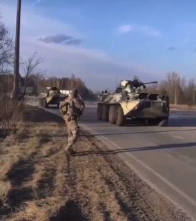 A column of Russian servicemen with the designation V goes to Kyiv...