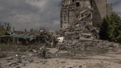 Ukraine holds 40-50% of Toretsk, official says