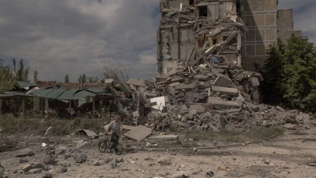 Ukraine holds 40-50% of Toretsk, official says