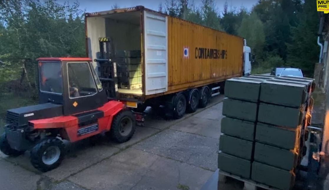 ukraine receives artillery shells funded slovak crowdfunding initiative purchased donations being loaded truck