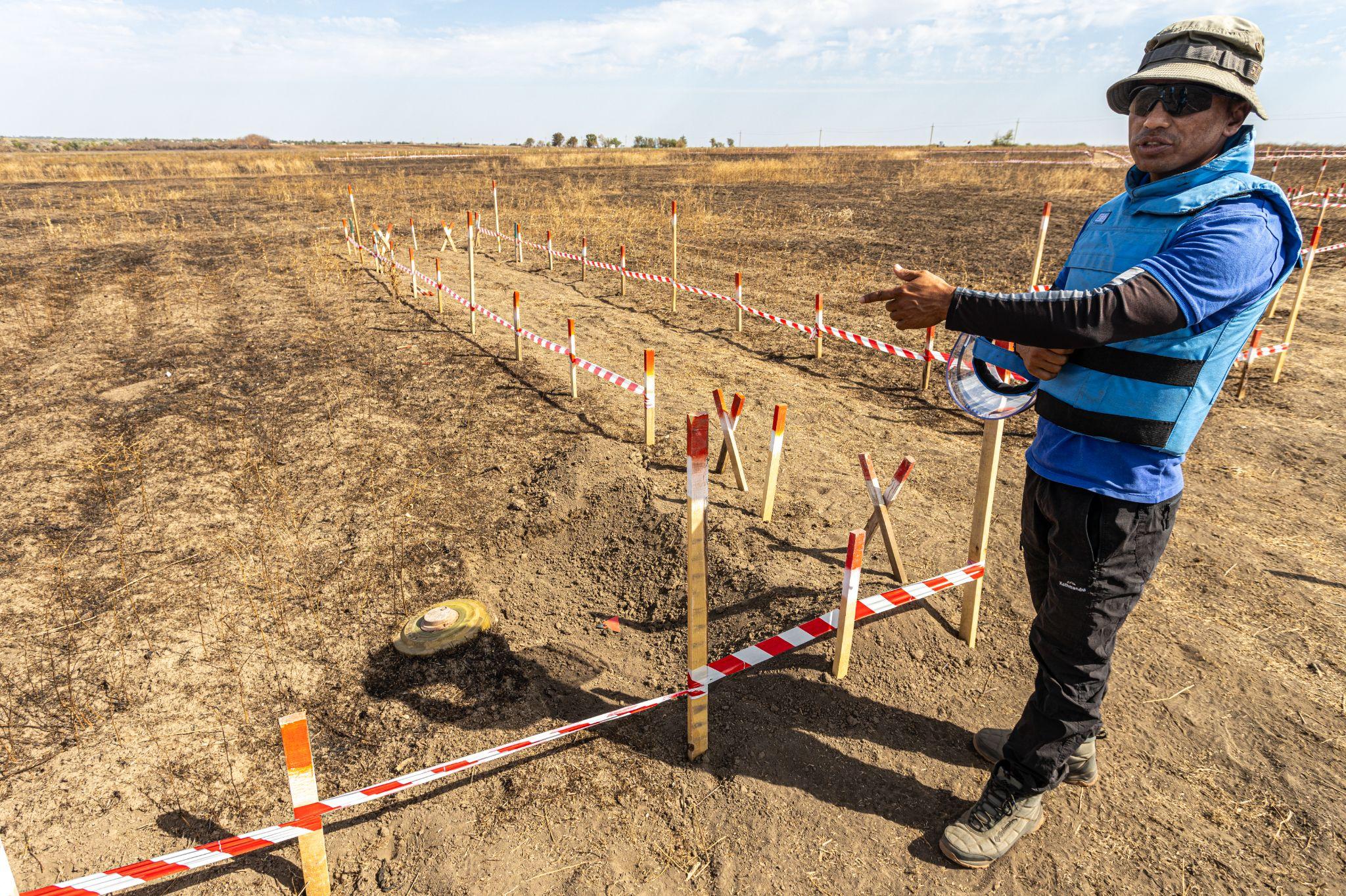 Ukrainian sappers race against world's largest minefield