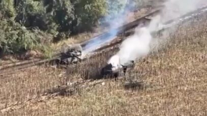 Video captures Ukrainian tanks destroy Russian APC at point-blank range