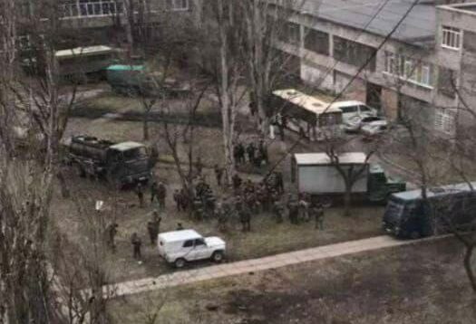 Brave Ukrainian soldiers are hiding in the courtyard of the