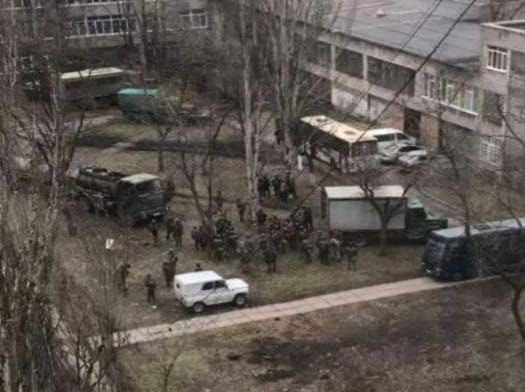 Brave Ukrainian soldiers are hiding in the courtyard of the 52nd school in Mari...