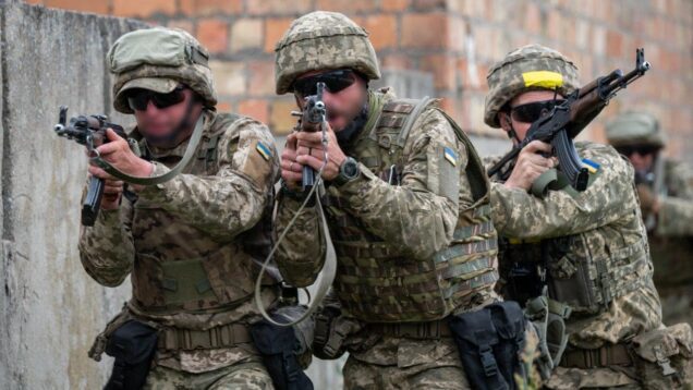 Heavy artillery and assault groups: Russian troops step up assaults