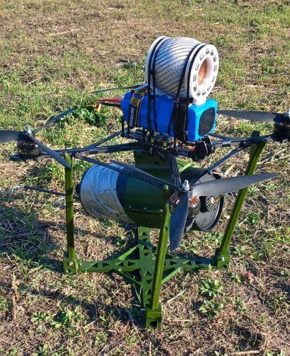 ukraine develops unjammable fiber optic fpv attack drone catching up russia's innovation khyzhak reboff kamikaze warhead battery carried above reel underneath 3dtech llc forbes