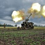 Ukrainian servicemen operating artillery, illustrative image. Photo via Wikimedia.