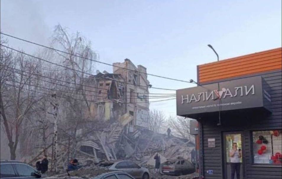 Russia strikes apartment building in Kryvyi Rih on Christmas Eve, at least 6 injured