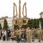 Wounded Ukrainian soldiers create nation's largest trident from traditional Christmas didukhs