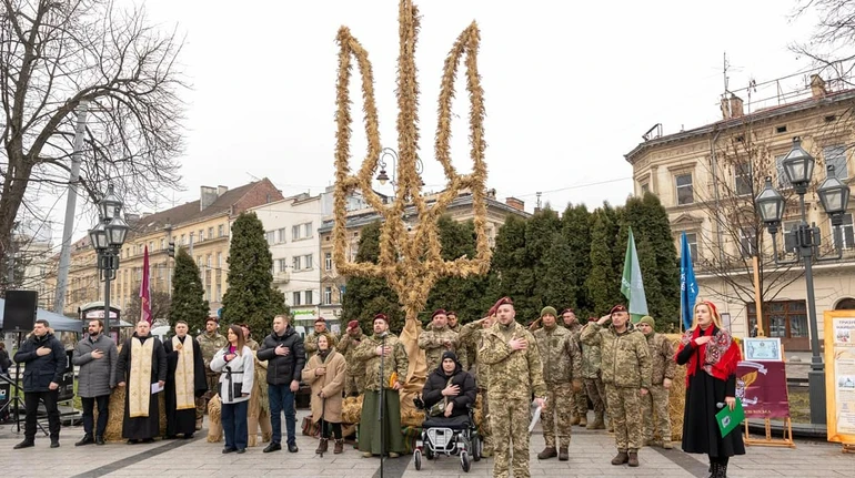 Wounded Ukrainian soldiers create nation's largest trident from traditional Christmas didukhs