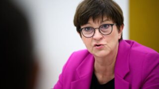Leader of German social-democrats supports more phone calls between Scholz